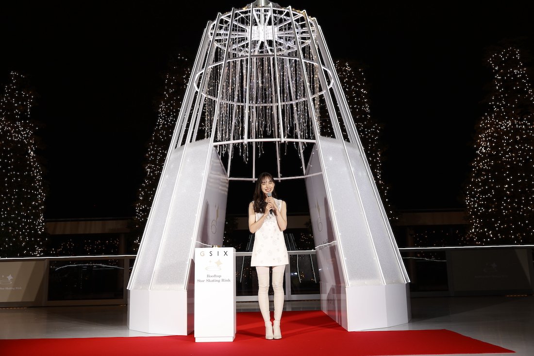 女優・井桁弘恵さんによる「Rooftop Star Skating Rink」スター 女優・井桁弘恵さんによる「Rooftop Star Skating Rink」スター